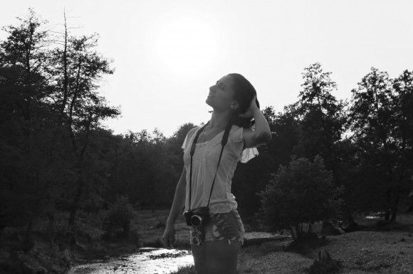 Happy-young-woman-in-nature_Summer__IMG_8848_PRO-580x386